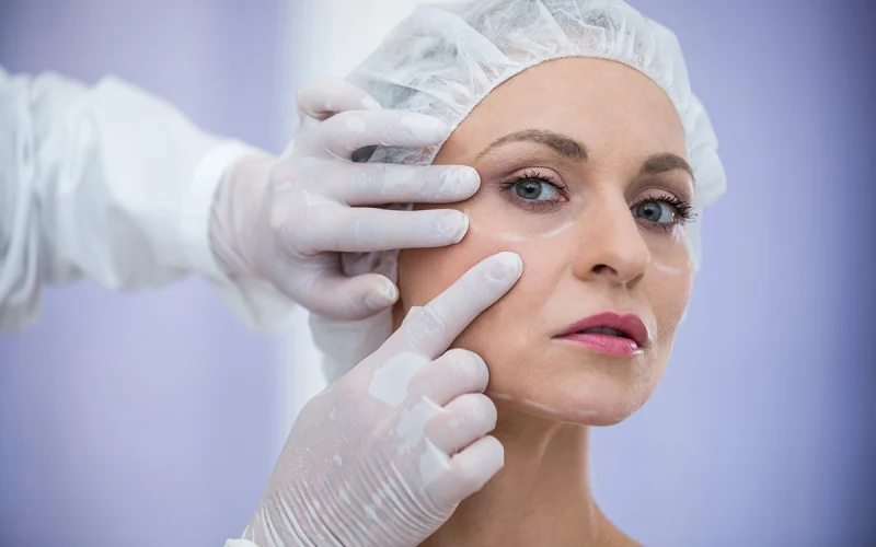 medico-examinar-pacientes-sexo-feminino-enfrentar-para-tratamento-cosmetico copiar